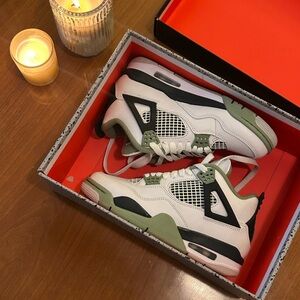 Forest green Jordan 4’s